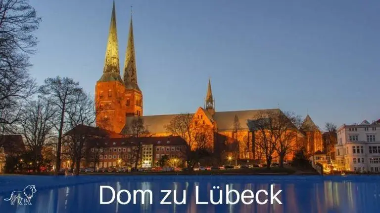 Der Dom zu Lübeck mit Beleuchtung am Abend