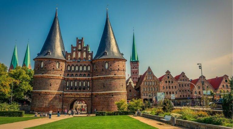 Das Bild zeigt das Holstentor in Lübeck mit Blick auf die Altstadt