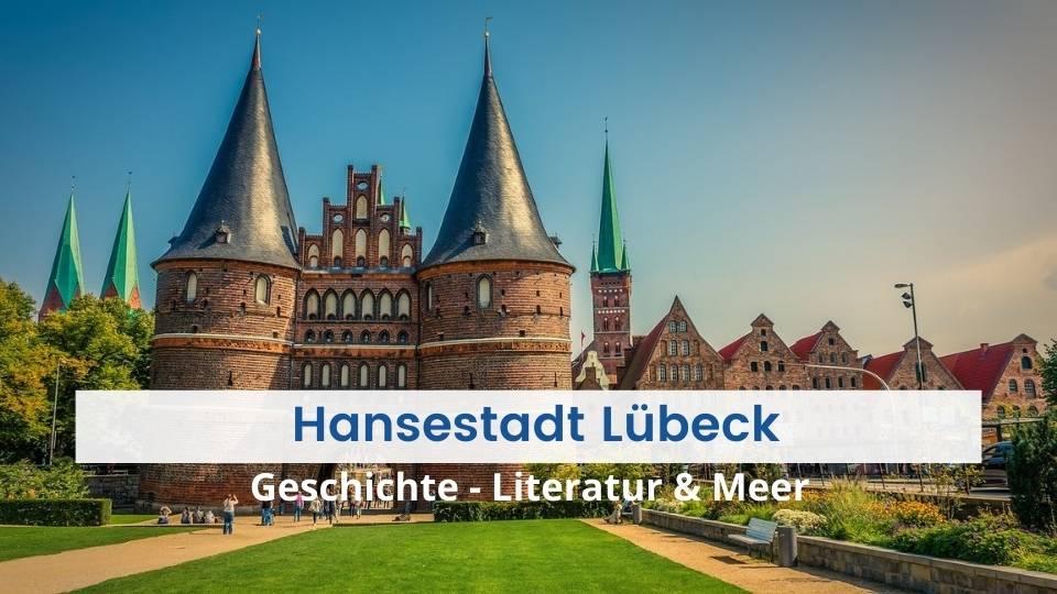 Das Bild zeigt das Holstentor in Lübeck mit Blick auf die Altstadt