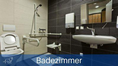 Badzimmer mit ebenerdiger Dusche und Duschhocker damit Senioren barrierefrei wohnen