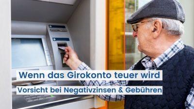 Das Bild zeigt einen älteren Mann am Geldautomat