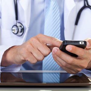 Arzt verschreibt eine Digitale Gesundheitsanwendung auf Rezept für Patienten