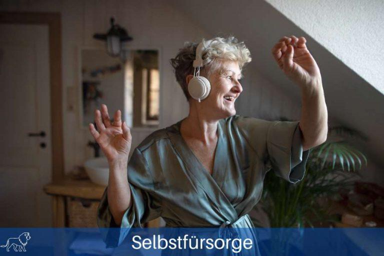 Frau genießt ihren Ruhestand mit Musik