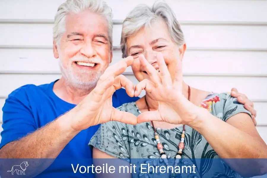 Senioren formen mit ihren Händen ein Herz als Zeichen der Gemeinschaft