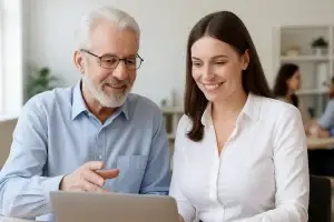 Rentner mit Aktivrente arbeitet als Mentor im Büro